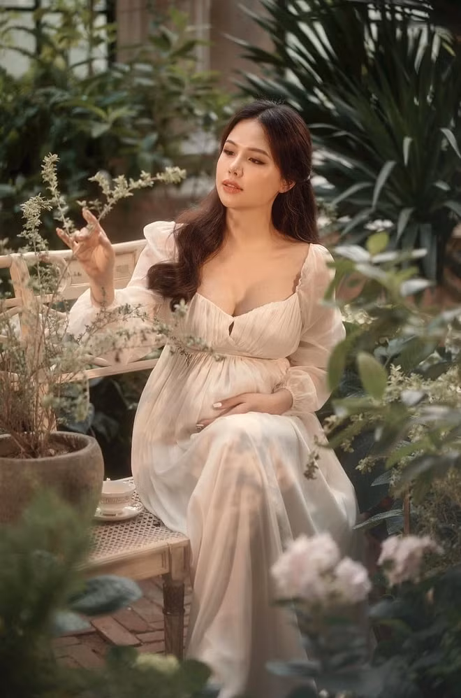 Phanh Lee&nbsp;đang mang bầu ở tháng thứ 6. Cô giữ được sức khỏe, tâm lý ổn định, không thay đổi nhiều so với thời con gái.