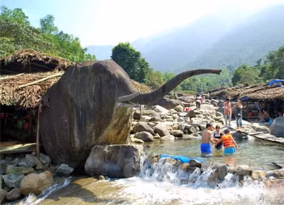 Điểm du lịch Suối Voi càng ngày du khách đến thưởng ngoạn càng đông.