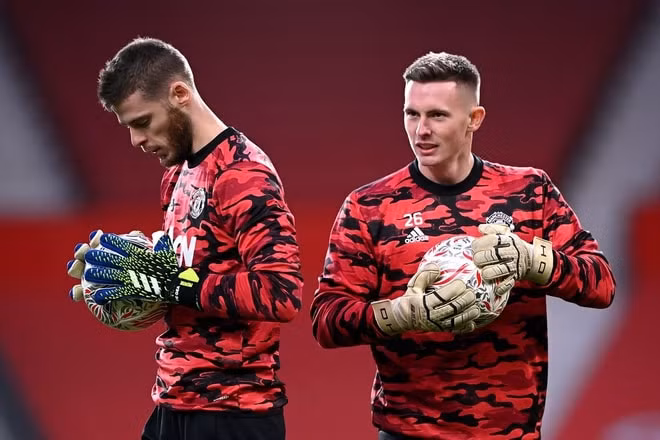 De Gea (trái) có thể sớm rời MU vì HLV Solskjaer đang tin dùng Henderson. Ảnh: Getty