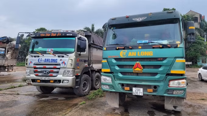 Hai chiếc xe tải bị bắt giữ.