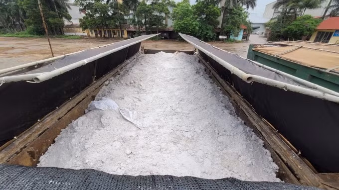 Chất thải rắn, màu trắng nghi vấn là chất thải công nghiệp.