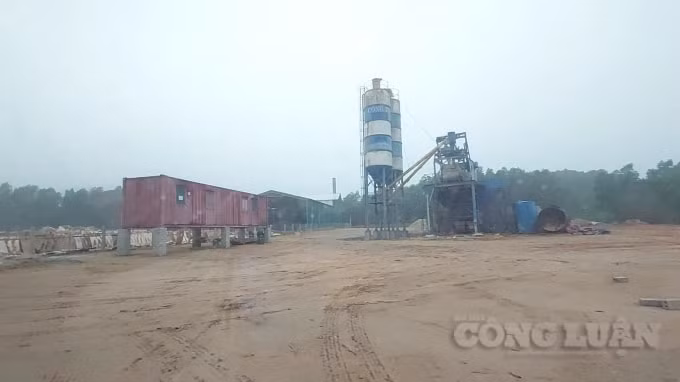 Đơn vị không có biển bảng tự ý san gạt xây dựng nhà xưởng và trạm trộn bê tông tại xã Ấm Hạ.
