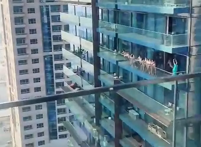 40 người mẫu và người đàn ông quay video đã bị bắt giữ đồng thời đối mặt với án phạt nghiêm khắc của Dubai.