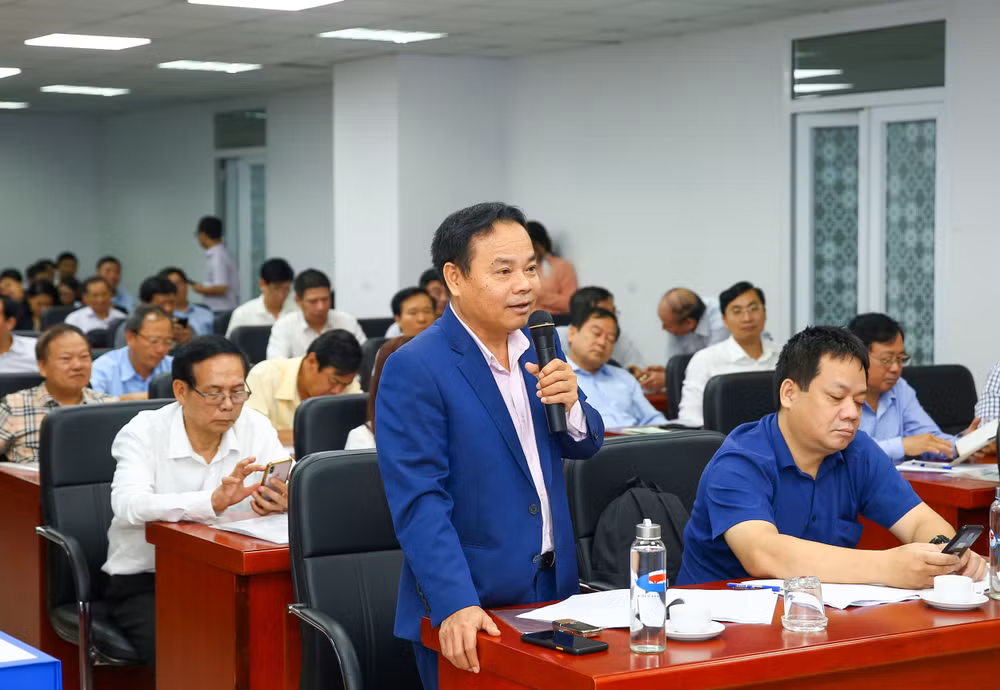 Các thành viên Hội đồng trao đổi thống nhất một số nội dung. Ảnh: Sơn Hải