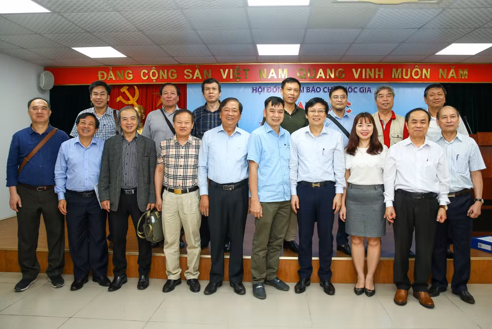Các đại biểu chụp ảnh tại lễ khai mạc vòng chấm Sơ khảo Giải báo chí quốc gia lần thứ XV - năm 2020. Ảnh: Sơn Hải