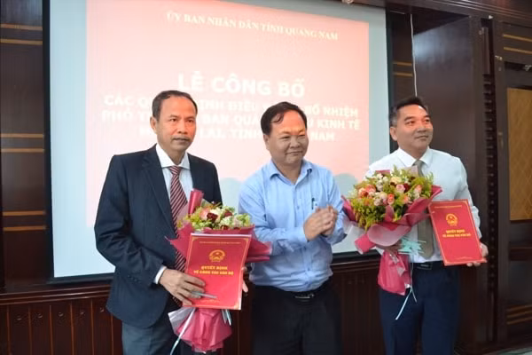 Lãnh đạo UBND tỉnh Quảng Nam trao quyết định bổ nhiệm 2 phó Trưởng Ban quản lý Khu kinh tế mở Chu Lai. Ảnh: Báo Quảng Nam
