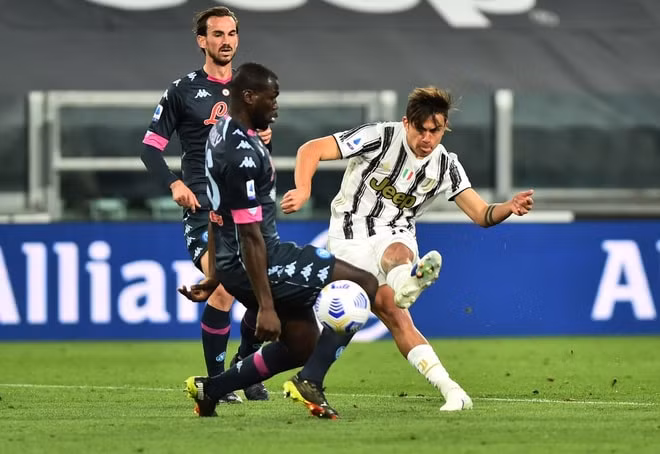 Dybala nâng tỷ số lên 2-0 cho Juventus trước Napoli. Ảnh: Reuters