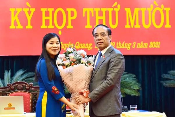 Bí thư Tỉnh ủy Tuyên Quang Chẩu Văn Lâm tặng hoa chúc mừng bà Lê Thị Thanh Trà được bầu giữ chức vụ Phó Chủ tịch HĐND tỉnh