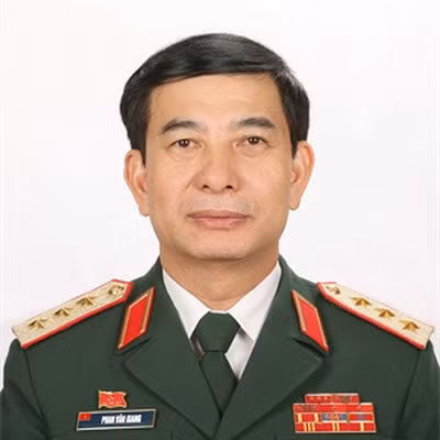 Ủy viên Bộ Chính trị, Bộ trưởng Bộ Quốc phòng Phan Văn Giang (Sinh năm 1960, quê quán Nam Định). Chức vụ trước: Thứ trưởng, Tổng tham mưu trưởng QĐND Việt Nam.