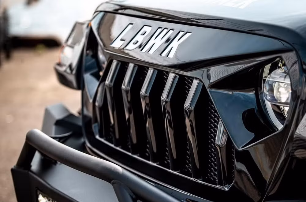 Jeep Wrangler sở hữu gói độ thân rộng tới từ hãng độ Liberty Walk. Ảnh: Liberty Walk