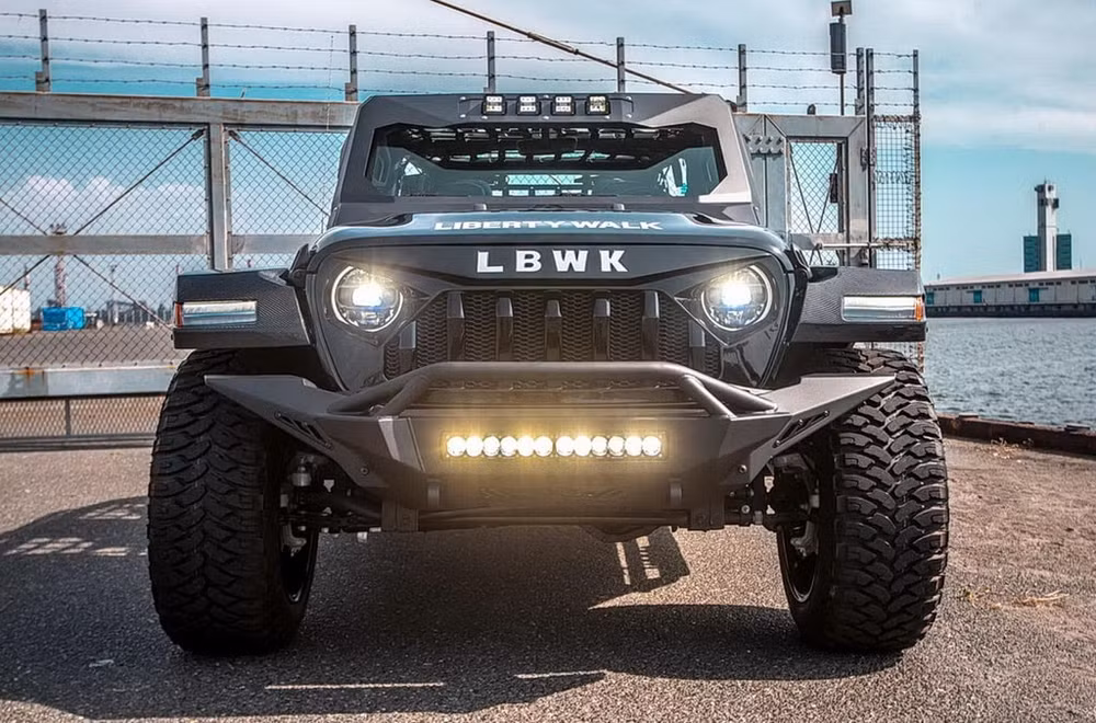 Jeep Wrangler sở hữu gói độ thân rộng tới từ hãng độ Liberty Walk. Ảnh: Liberty Walk