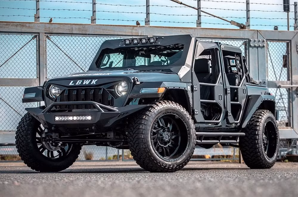 Jeep Wrangler sở hữu gói độ thân rộng tới từ hãng độ Liberty Walk. Ảnh: Liberty Walk