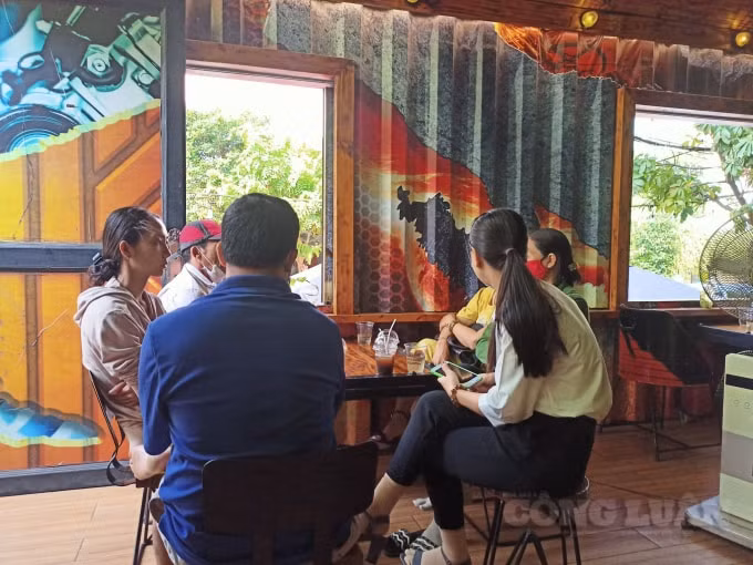Nhiều môi giới đang bất chấp quy tắc nghề nghiệp để dụ được khách hàng đi xem sản phẩm.