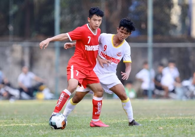 U19 HAGL (áo trắng) dừng bước từ vòng bảng VCK U19 Quốc gia 2021. Ảnh: VFF