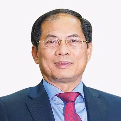 Ủy viên Trung ương Đảng, Bộ trưởng Bộ Ngoại giao Lê Thanh Sơn (Sinh năm 1962, quê quán Hà Nội). Chức vụ trước: Thứ trưởng Thường trực Bộ Ngoại giao.