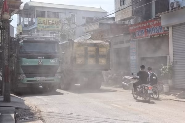 Xe quá tải lưu thông công khai gây hư hỏng kết cấu hạ tầng, mất an toàn giao thông, ô nhiễm môi trường ở nhiều địa phương trên cả nước. Ảnh minh họa