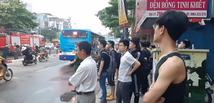 Rất đông người dân đứng theo dõi