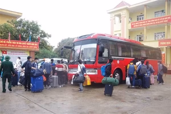 Các công dân lên xe về nhà sau khi hoàn thành thời gian cách ly tập trung tại Hưng Yên. Ảnh: TTXVN
