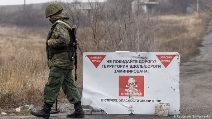 Một người lính Ukraine tuần tra dọc khu vực giới tuyến với lực lượng ly khai ở khu vực phía đông Donetsk và Lugansk- Ảnh: Reuters