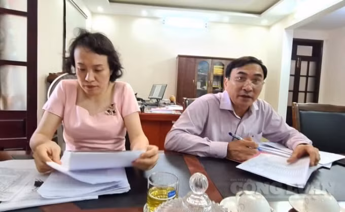 Ông Nguyễn Viết Dũng – Giám đốc BHXH tỉnh Thừa Thiên Huế làm việc với phóng viên.