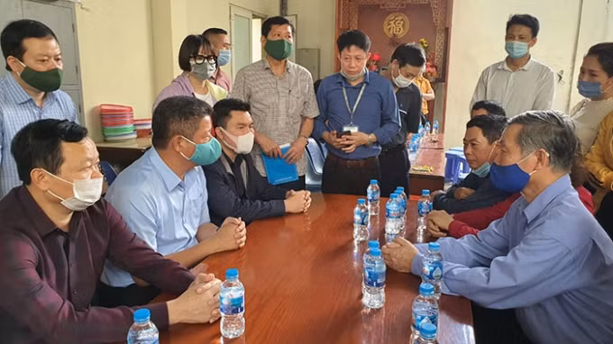 Phó Chủ tịch UBND thành phố Nguyễn Mạnh Quyền thăm hỏi, động viên gia đình nạn nhân