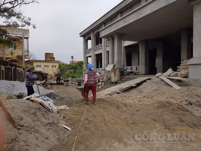 Việc thi công các gói thầu của Công ty TNHH Xây dựng Tiến Thành Hưng Yên cũng bộc lộ nhiều vi phạm trong sử dụng lao động, an toàn lao động, bảo vệ môi trường, bảo quản vật liệu xây dựng... Ảnh: Xây dựng nhà lớp học 2 tầng 8 phòng trường THCS xã Thành Công.