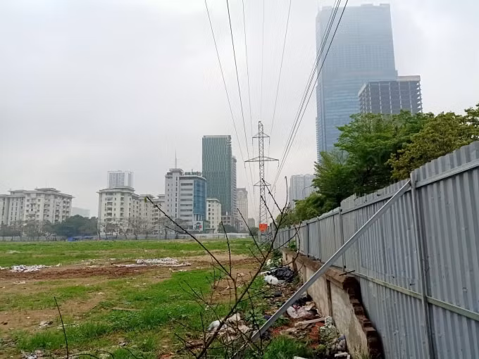 Một khu đất nhiều năm bỏ hoang gây lãng phí trên địa bàn quận Nam Từ Liêm