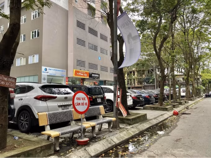 Khoảng không dưới các chung cư được tận dụng trông giữ xe.