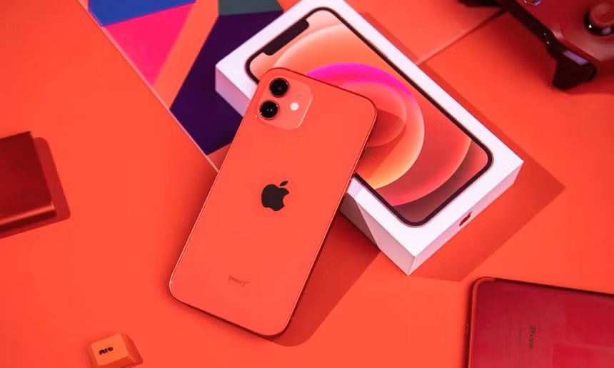 iPhone 12 mini được bán chính hãng tại Việt Nam sẽ có giá tốt hơn trong thời gian tới. Ảnh: TL