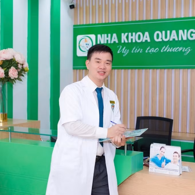 Bác sỹ Trần Quang Hưng - bác sỹ Răng - Hàm - Mặt chính quy, tốt nghiệp Đại học Y Hà Nội.