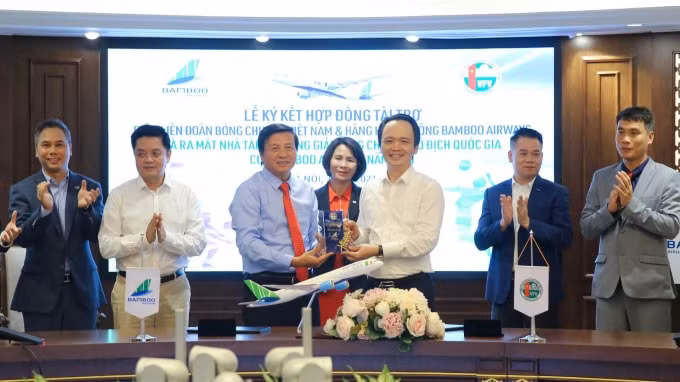 Ông Lê Văn Thành – Chủ tịch Liên đoàn Bóng chuyền Việt Nam trao tặng bảng danh vị Nhà tài trợ Vàng cho ông Trịnh Văn Quyết – Chủ tịch Tập đoàn FLC, Chủ tịch hãng hàng không Bamboo Airways