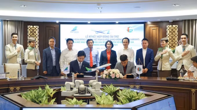 Ông Nguyễn Khắc Hải – Phó Tổng giám đốc Bamboo Airways và ông Lê Trí Trường – Tổng Thư ký Liên đoàn Bóng chuyền Việt Nam đại diện ký kết hợp đồng tài trợ