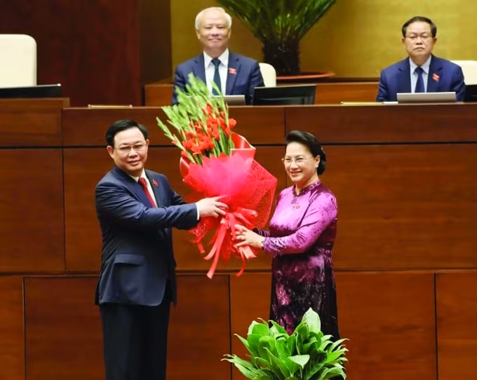 Nguyên Chủ tịch Quốc hội Nguyễn Thị Kim Ngân tặng hoa chúc mừng Chủ tịch Quốc hội Vương Đình Huệ. (Nguồn: TTXVN)