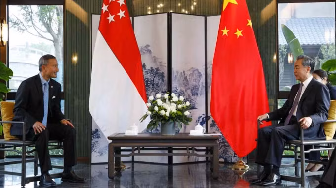 Bộ trưởng Ngoại giao Singapore Vivian Balakrishnan, trái, gặp người đồng cấp Trung Quốc Vương Nghị tại Phúc Kiến, Trung Quốc, vào ngày 31 tháng 3 - Ảnh: Bộ Ngoại giao Singapore