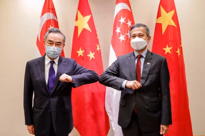 Ngoại trưởng Trung Quốc Vương Nghị và người đồng cấp Malaysia Hishammuddin Hussein - Ảnh: AFP