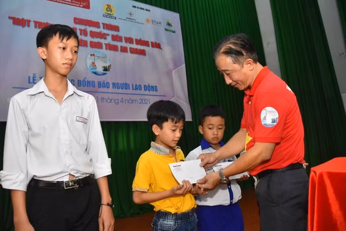Ông Bùi Thanh Liêm trao học bổng cho học sinh nghèo tỉnh An Giang.