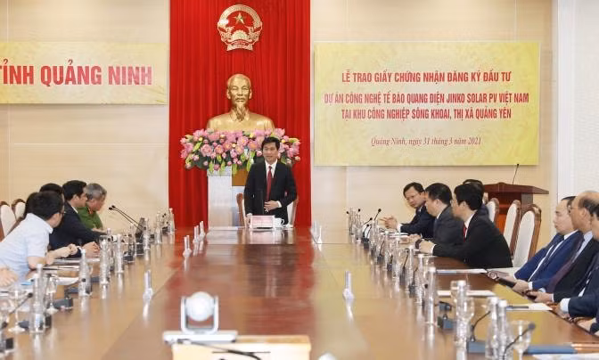 Đồng chí Nguyễn Tường Văn, Phó Bí thư Tỉnh ủy, Chủ tịch UBND tỉnh Quảng Ninh tại buổi lễ trao Giấy chứng nhận đầu tư dự án 1/2 tỷ USD vào KCN Sông Khoai. Ảnh: Báo Quảng Ninh.