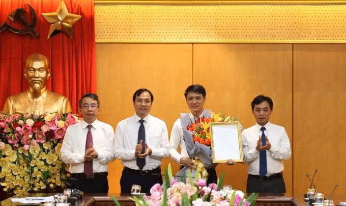 Lãnh đạo tỉnh Hà Tĩnh trao quyết định bổ nhiệm và tặng hoa chúc mừng Phó Chánh Văn phòng Tỉnh ủy Hồ Đức Diệu. Ảnh BHT