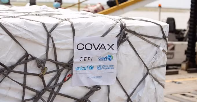 UNICEF đang dốc sức đóng góp cho nỗ lực toàn cầu này thông qua kinh nghiệm và các mối quan hệ mà chúng tôi có được trong nhiều thập kỷ cung cấp vắc-xin an toàn giúp cứu sống hàng triệu người (ảnh TL).