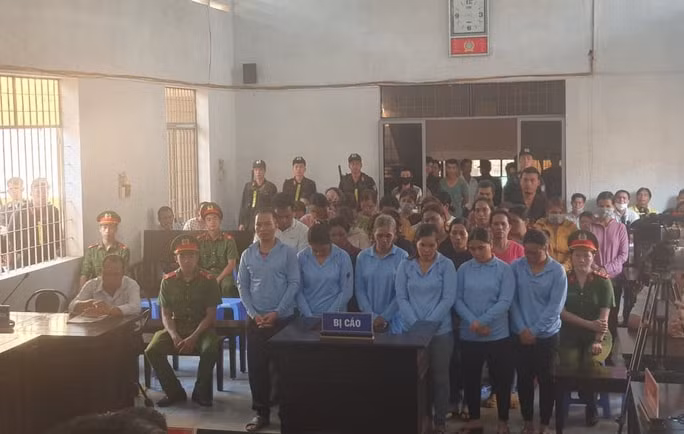 Các bị cáo tại tòa. Ảnh: tienphong.vn