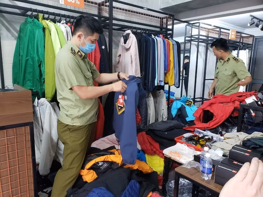 Lực lượng Quản lý thị trường TP. Đà Nẵng phát hiện lượng lớn hàng hóa không rõ nguồn gốc xuất xứ, không có hóa đơn chứng từ, nghi giả mạo nhãn hiệu tại 4 địa điểm kinh doanh có tiếng trên địa bàn. Ảnh: tienphong.vn