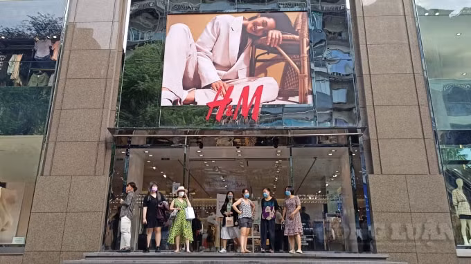 Rất đông khách hàng tìm đến chuỗi cửa hàng H&M tại TP. HCM để mua sắm.