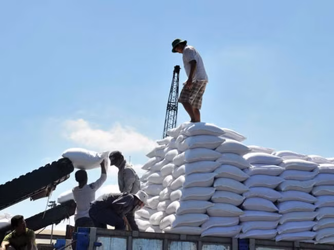 Bộ Công Thương sẽ đấu giá thí điểm hạn ngạch thuế quan nhập khẩu đường năm 2021. Ảnh minh hoạ