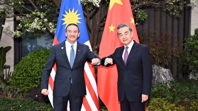 Ngoại trưởng Malaysia Hishammuddin Hussein, bên trái, va chạm khuỷu tay với người đồng cấp Trung Quốc Vương Nghị tại Nam Bình, thuộc tỉnh Phúc Kiến của Trung Quốc, vào ngày 1 tháng 4 - Ảnh: Tân Hoa xã / AP