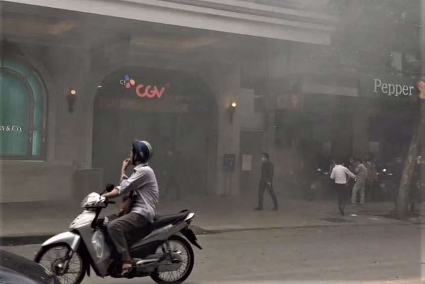 Khói bốc lên từ tầng hầm Tràng Tiền Plaza. Ảnh: Zingnews.vn