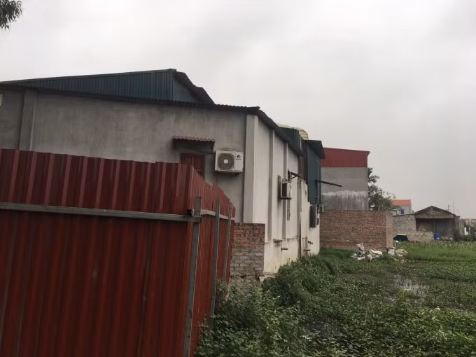 Hàng loạt nhà xưởng, nhà ở kiên cố trên đất nông nghiệp không bị xử lí (ảnh người dân cung cấp)