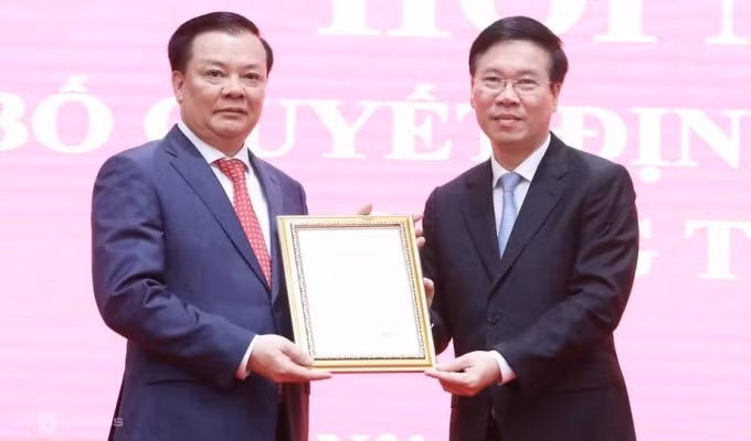 Thường trực Ban Bí thư Võ Văn Thưởng trao quyết định của Bộ Chính trị phân công ông Đinh Tiến Dũng giữ chức Bí thư Thành ủy Hà Nội. Ảnh: VnExpress