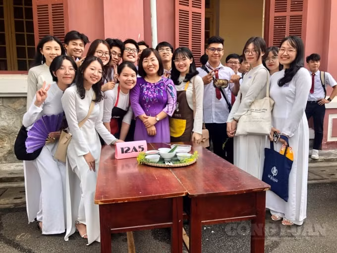 Học sinh trường Hai Bà Trưng chế biến món ngon xứ Huế.