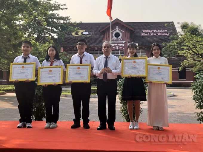 Ông Phan Ngọc Thọ, Chủ tịch UBND tỉnh Thừa Thiên Huế, tặng giấy khen cho học sinh đạt giải cuộc thi Khoa học kỹ thuật cấp Quốc gia.