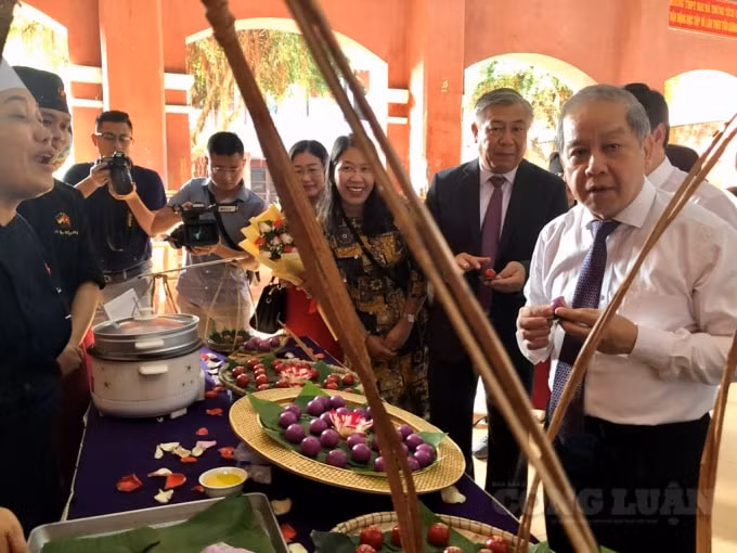 Ông Phan Ngọc Thọ (áo trắng), Chủ tịch UBND tỉnh TT. Huế tại sự kiện.